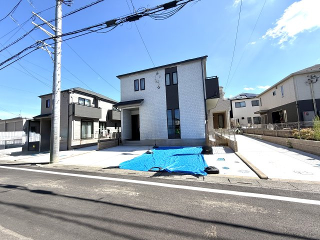 越谷市花田４丁目C号棟　新築戸建の外観|重厚感と清潔感を兼ね備えた美しい外装仕上げ。街並みの中でもひときわ存在感を放ちます。
