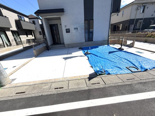 越谷市花田４丁目C号棟　新築戸建の駐車場|2台分の駐車スペースに加え、自転車などを置くゆとりも確保。外回りをすっきりと整えられます。
