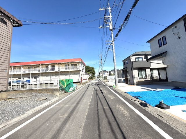 越谷市花田４丁目C号棟　新築戸建の前面道路含む現地写真|敷地前面に十分なスペースがあり車の据え切りも楽々。駐車が苦手な方でも安心して運転できる道路環境です。