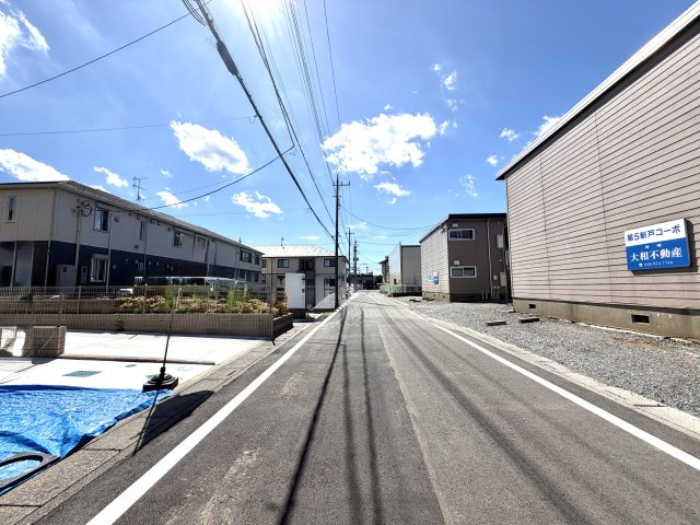 越谷市花田４丁目C号棟　新築戸建の前面道路含む現地写真|前面道路の見通しが良く、車の駐車も安心して行えます。小さなお子様のいるご家庭も安心な住環境です。