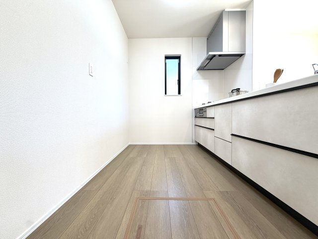 越谷市花田４丁目C号棟　新築戸建のキッチン|自由度の高い背面エリア。ダストボックスを並べて置けるためゴミの分別作業もラクラク行えます。