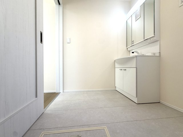 越谷市花田４丁目C号棟　新築戸建の脱衣所|室内物干しハンガーや可動棚を置けるゆとりある広さ。洗面・洗濯空間としての機能性が抜群です。