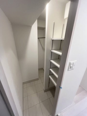 びゅうリエット横浜東神奈川の内装|シューズクローク　※別号室の参考写真です(現況優先・仕様違いの場合あり)