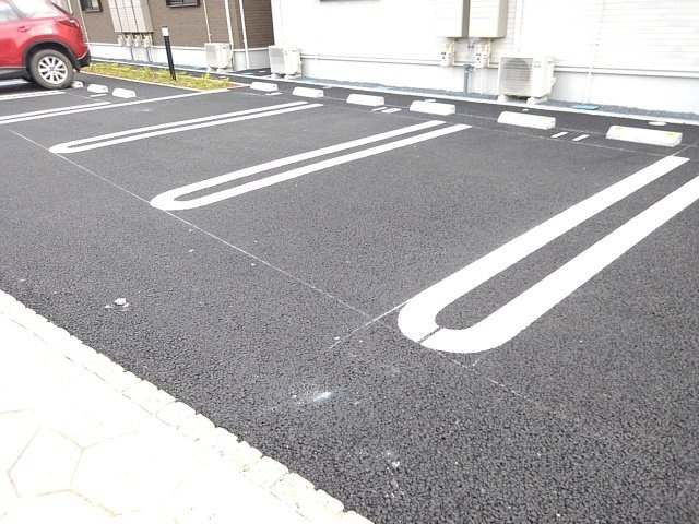 エクセレント・ヴィラ富田Ａの駐車場