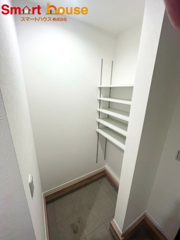 相模原市南区相南第12の収納|靴の収納はもちろん、ベビーカーやゴルフバッグ、アウトドア用品に釣り道具など、家に上げたくない物は、ぜひここに！少しずつ増えてきた、憧れのシューズインクローゼット付き♪冬場のコートクロークとしても！