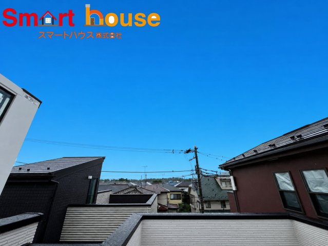 相模原市南区相南第12の展望|開放的なバルコニーは見晴らしもよく、太陽の温かな温もりをめいっぱい受け止めてくれます。太陽の光と爽やかな風を受けたお洗濯物はあっという間に乾き、取りこむ時には太陽の匂いを感じられそうですね。