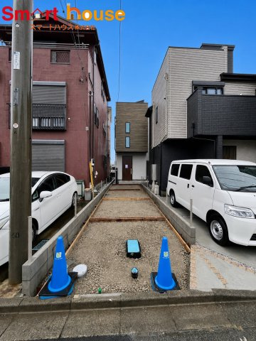 相模原市南区相南第12の前面道路含む現地写真|敷地内にカースペースを確保！お車の出入りもスムーズ♪
