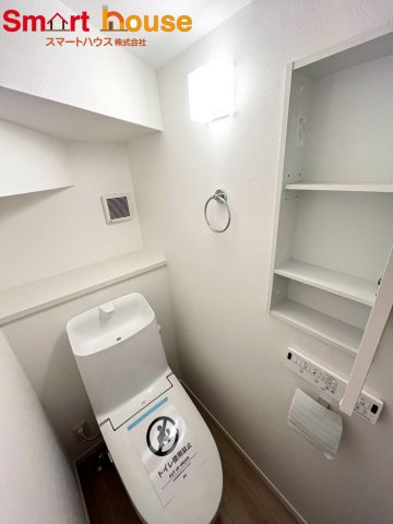 相模原市南区相南第12のトイレ|節水型でエコなトイレには今では当たり前のウォシュレット付き。換気機能も着いているので常に快適ですね♪