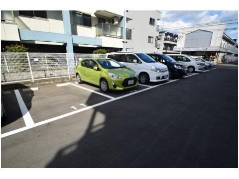SUNハイム城南の駐車場