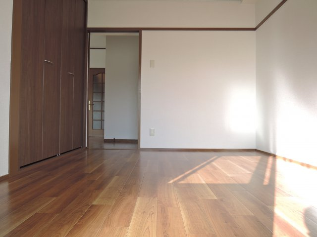 SUNハイム城南の洋室
