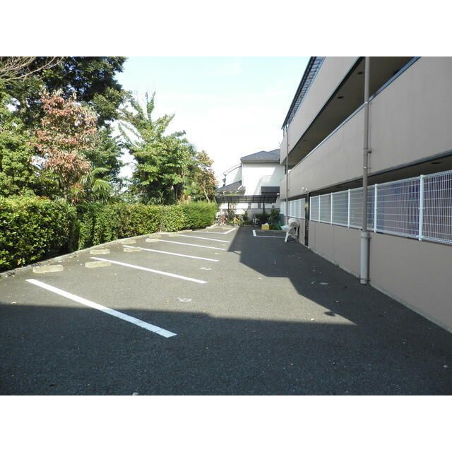 ガーデンハウス目黒の駐車場