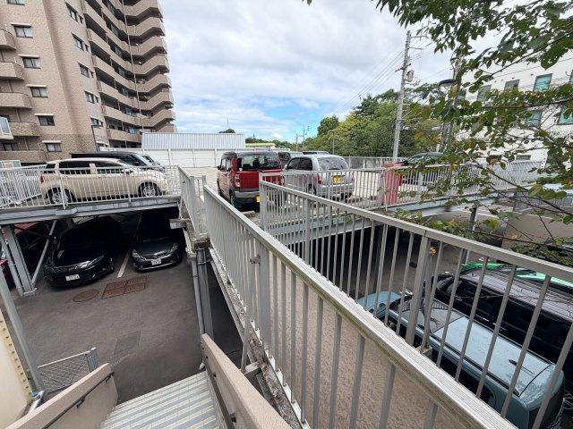 サーパス衣山壱番館の駐車場
