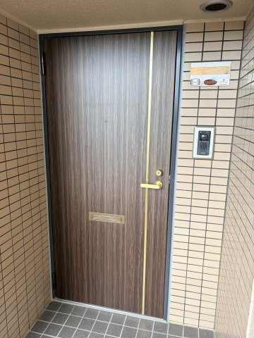 サーパス衣山壱番館の玄関