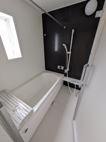 【若葉台第8　全1棟／】　◆庭付き◆収納スペース豊富◆の浴室|◆ユニットバスの写真です◆　バリアフリー設計なので、小さなお子様からご年配の方まで安心して入浴することができます。　