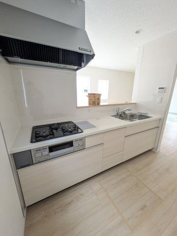 【若葉台第8　全1棟／】　◆庭付き◆収納スペース豊富◆のキッチン|■□■キッチンの写真です■□■　システムキッチンは見た目スッキリなのに収納力たっぷりです♪