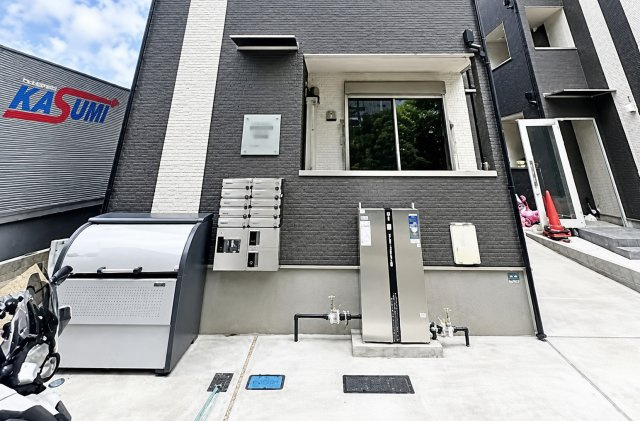 川口市安行出羽１丁目のアパートのエントランス