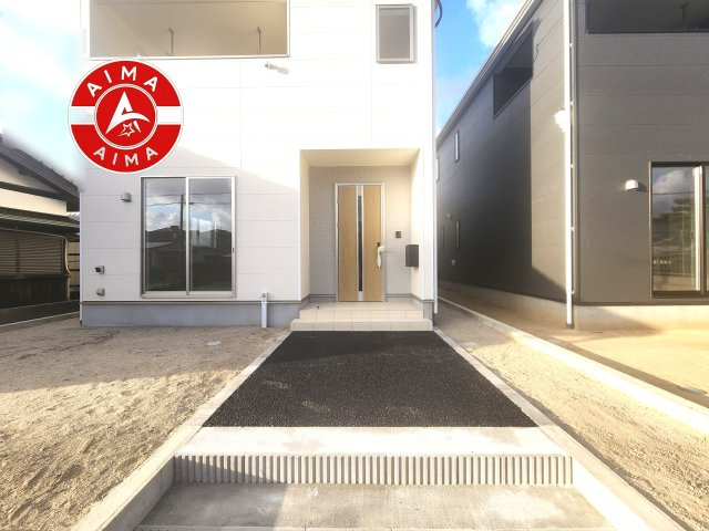 古賀市中央6丁目第9-2棟（1号棟）の外観：施工例|地盤調査済 / 玄関へ向かうまでのアプローチに漂う上質が期待感をもたせます。玄関は建物の顔。落着きを醸し出した自己主張が心に訴えてきます。