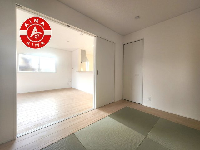 古賀市中央6丁目第9-2棟（1号棟）の内観：施工例|和室を上手に活用すると暮らし方の幅が広がります。例えば普段は開け放して、子供の小さいうちはお昼寝や遊びのスペースに。畳はソフトなので転んでもケガをしにくく安心です