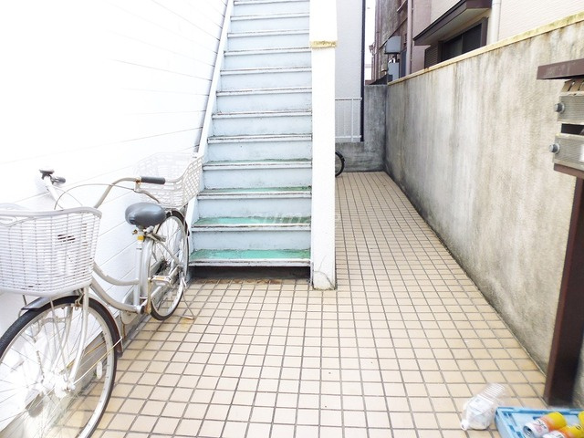 ルミエール三田のロビー|エントランスをくぐるとこんな感じ♪