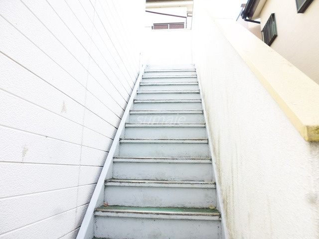ルミエール三田のその他共用部分|2階へのお部屋へはこの階段から♪