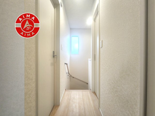 古賀市中央6丁目第9-2棟（2号棟）の内観：施工例|＜手すり付階段＞手すりがないと階段の昇り降りで危険なことはもちろん、壁に手をつきながら歩くことで壁紙が汚れやすくなります。すべての方に快適に昇り降りしていただくため、手すりを設置しました。