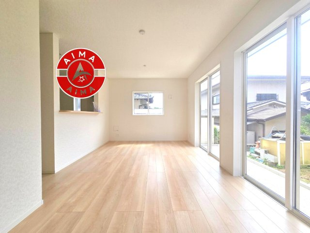 古賀市中央6丁目第9-2棟（2号棟）の内観：施工例|明るく開放的なリビングダイニングは豊かな陽光が注ぎ込み、やすらぎの空間を演出してくれます。ご家族で楽しいひとときをお過ごし下さい。※家具はCGを合成したものです。
