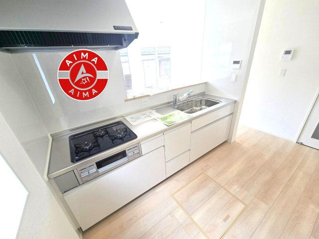 古賀市中央6丁目第9-2棟（2号棟）の内観：施工例|カウンターキッチンなら、リビングで遊ぶ子供の様子を見ながら料理ができるので安心です。料理を運んでもらったり、子供にお手伝いしてもらいやすいのもいいですね。