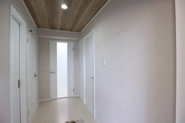 ふぁみーゆ寝屋川セントラルパークC棟の玄関|【同社施工例】※類似同仕様です。開口部のデザインや位置等のデザインが異なります。
