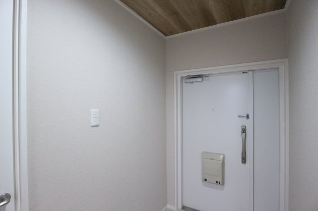 ふぁみーゆ寝屋川セントラルパークC棟の玄関|【同社施工例】※類似同仕様です。開口部のデザインや位置等のデザインが異なります。