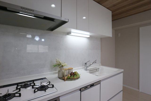 ふぁみーゆ寝屋川セントラルパークC棟のキッチン|【同社施工例】※類似同仕様です。開口部のデザインや位置等のデザインが異なります。