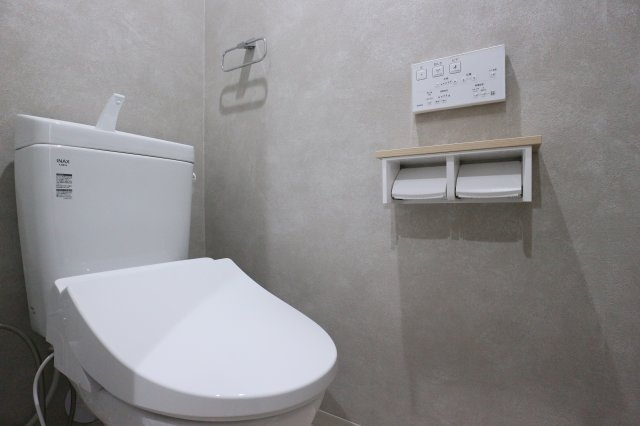 ふぁみーゆ寝屋川セントラルパークC棟のトイレ|【同社施工例】※類似同仕様です。開口部のデザインや位置等のデザインが異なります。
