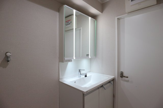 ふぁみーゆ寝屋川セントラルパークC棟の独立洗面台|【同社施工例】※類似同仕様です。開口部のデザインや位置等のデザインが異なります。