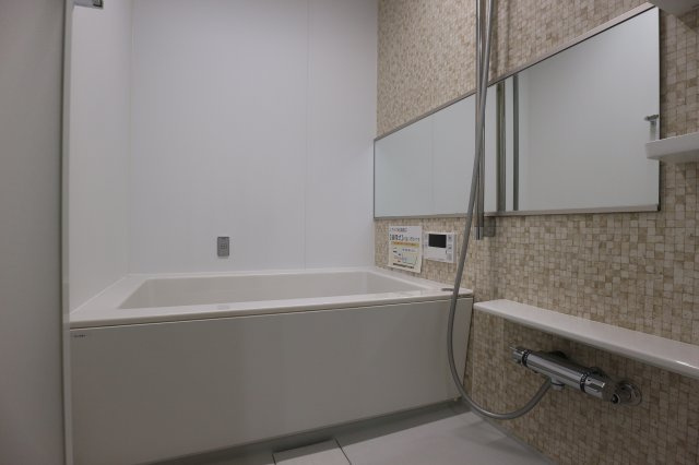 ふぁみーゆ寝屋川セントラルパークC棟の浴室|【同社施工例】※類似同仕様です。開口部のデザインや位置等のデザインが異なります。