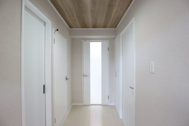 ふぁみーゆ寝屋川セントラルパークC棟の玄関|【同社施工例】※類似同仕様です。開口部のデザインや位置等のデザインが異なります。