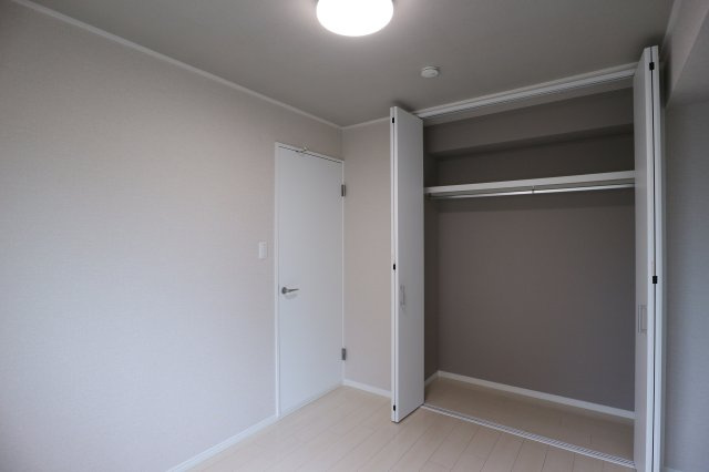 ふぁみーゆ寝屋川セントラルパークC棟の収納|【同社施工例】※類似同仕様です。開口部のデザインや位置等のデザインが異なります。