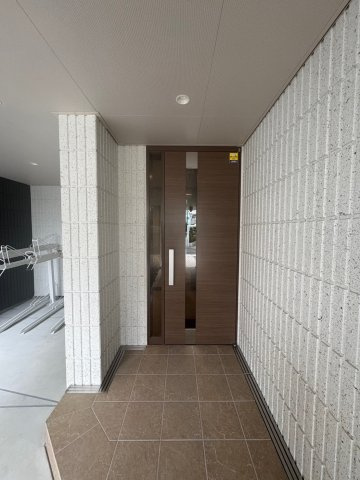 川崎市多摩区菅５丁目の賃貸マンションのエントランス