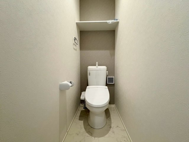 「駐車3台可」高知市百石町11　新築一戸建てのトイレ|2階にもトイレがあり忙しい朝や夜間も安心。上部にはトイレットペーパー等の収納棚付き。