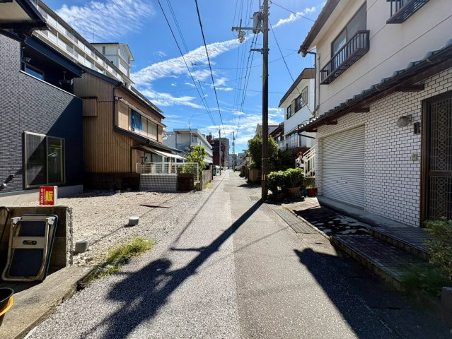 「駐車3台可」高知市百石町11　新築一戸建ての前面道路含む現地写真|前面道路は落ち着いた住宅街。車の出入りもしやすく、日々の移動や駐車も安心です。
