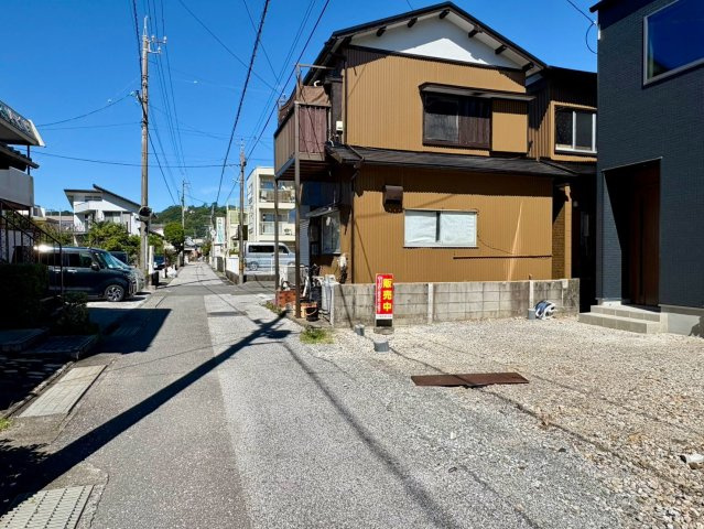 「駐車3台可」高知市百石町11　新築一戸建ての前面道路含む現地写真|前面道路は落ち着いた住宅街。車の出入りもしやすく、日々の移動や駐車も安心です。