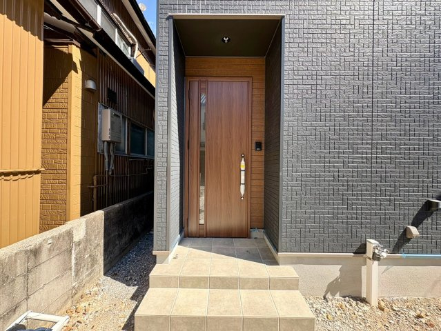「駐車3台可」高知市百石町11　新築一戸建ての玄関|スタイリッシュで落ち着きのある玄関ドア。屋根付きのポーチで雨の日の出入りも安心です。