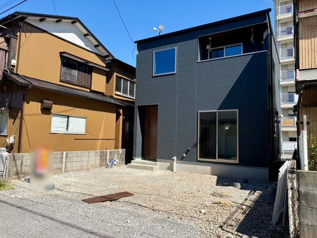 「駐車3台可」高知市百石町11　新築一戸建ての外観|落ち着いた色合いのモダンな外観デザイン。前面スペースは駐車や車の出し入れもスムーズです。