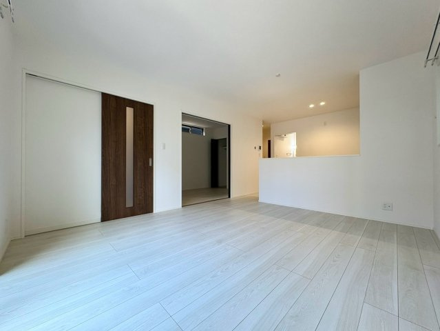 「駐車3台可」高知市百石町11　新築一戸建ての居間・リビング|開放感あふれる明るい広々LDK。自然と家族が集まり、ゆったり団らんの時間を過ごせます。
