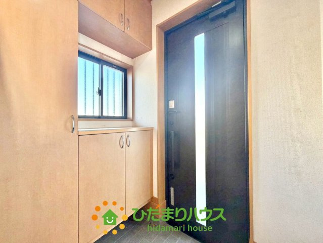 加須市下樋遣川　中古一戸建ての玄関