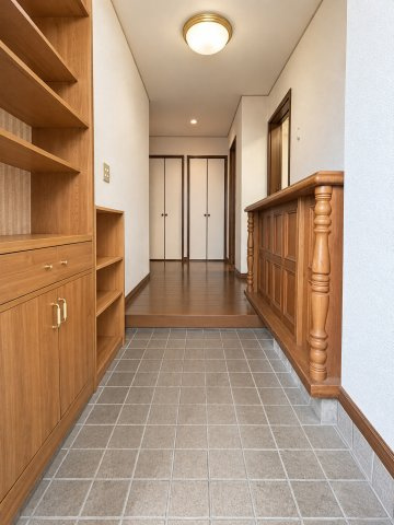 船橋市習志野台3丁目　中古戸建の玄関|※画像の一部はAIを用いて加工・編集しています。実際の状況と異なる場合がありますので、ご了承下さい。2階