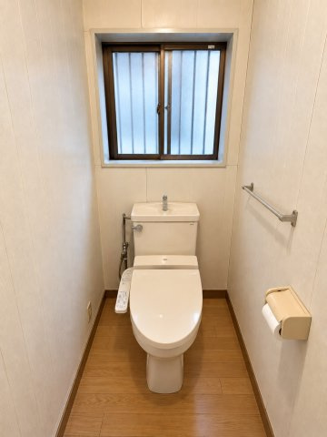 船橋市習志野台3丁目　中古戸建のトイレ|※画像の一部はAIを用いて加工・編集しています。実際の状況と異なる場合がありますので、ご了承下さい。1階