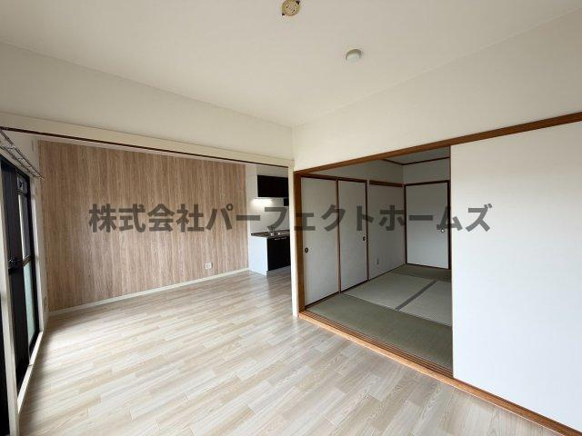 東グリーンハイツの居間・リビング|こちらの居間で趣味の時間をお楽しみください