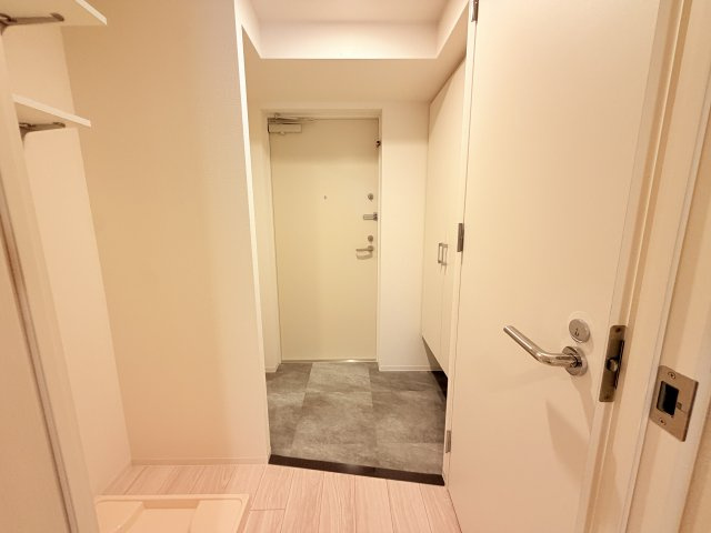 セレニテ西元町アリエの玄関