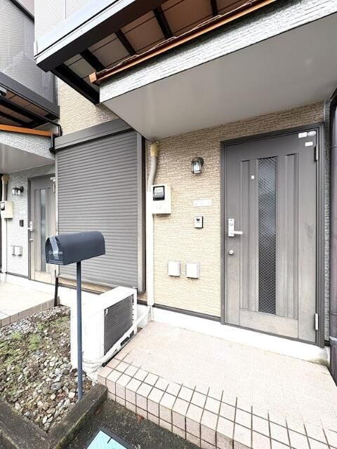 愛甲郡愛川町半原のアパートのエントランス