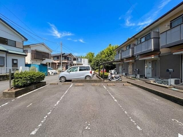 愛甲郡愛川町半原のアパートの駐車場