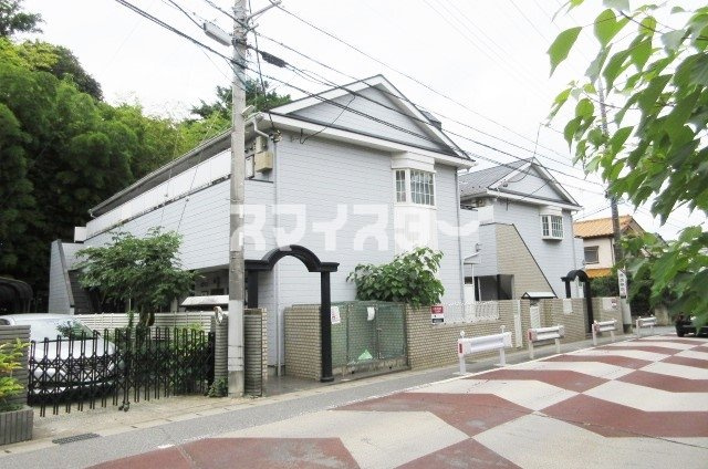 千葉市花見川区横戸町のアパートのエントランス